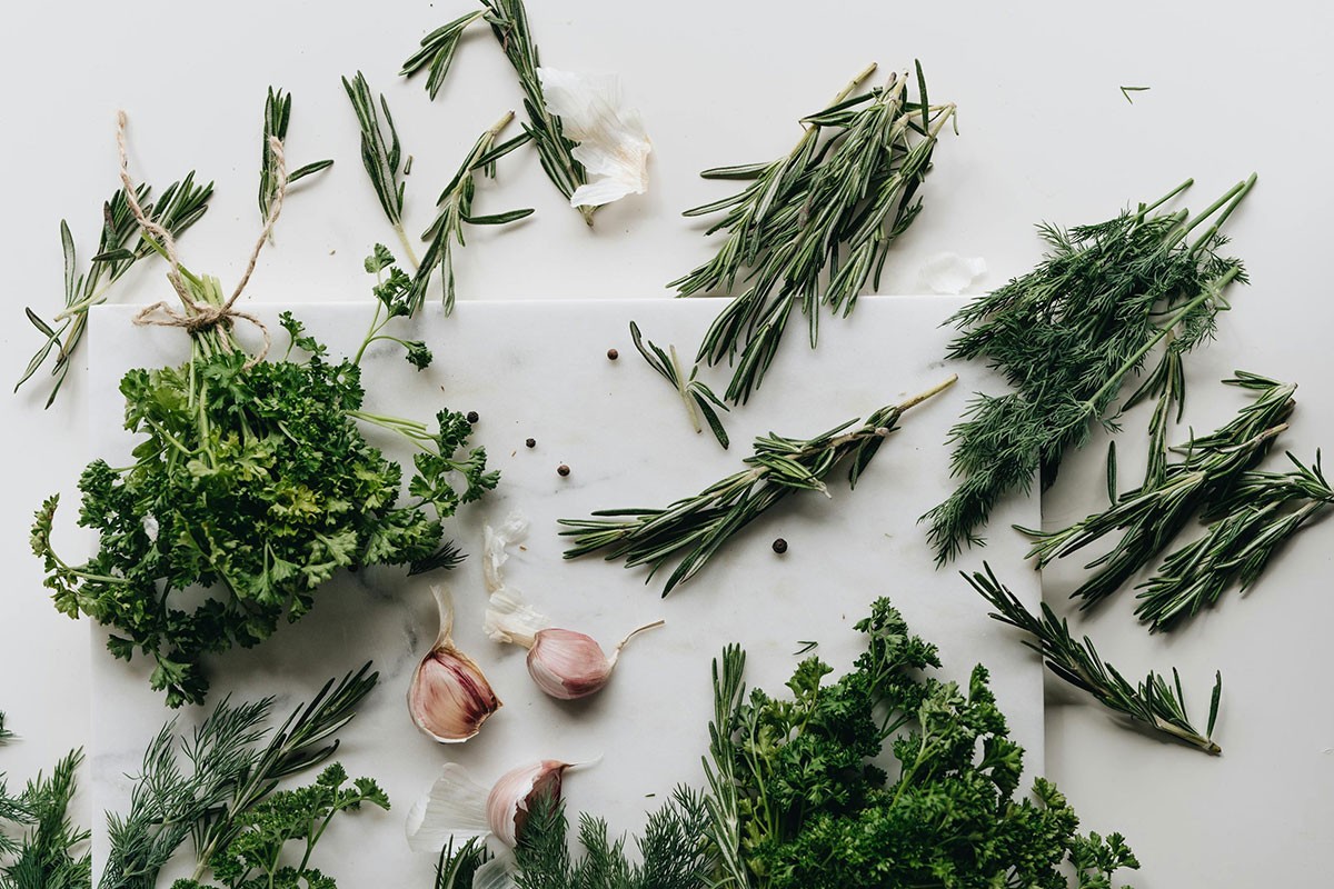 8 ervas aromáticas que deve ter na cozinha e, se possível, plantar em casa