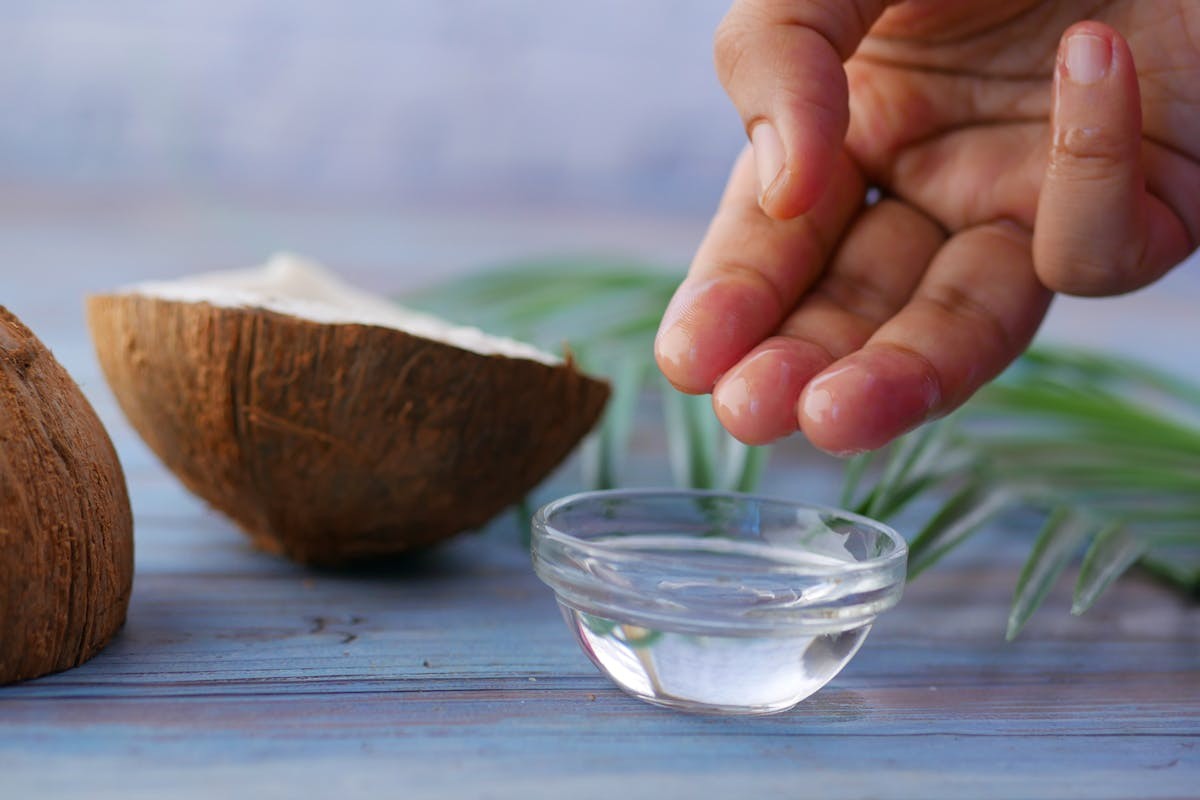 Descubra os benefícios e como pode usar óleo de coco